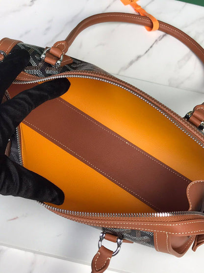 Goyard
model: Hardy PM

Color:Black & Tan

Material:Signature Goyardine canvas with leather trim

Design:Iconic chevron pattern
Handles:Long double leather handles

Style:Elegant, structured handbag suitable for everyday use

For Price 👇 WhatsApp✅
056858