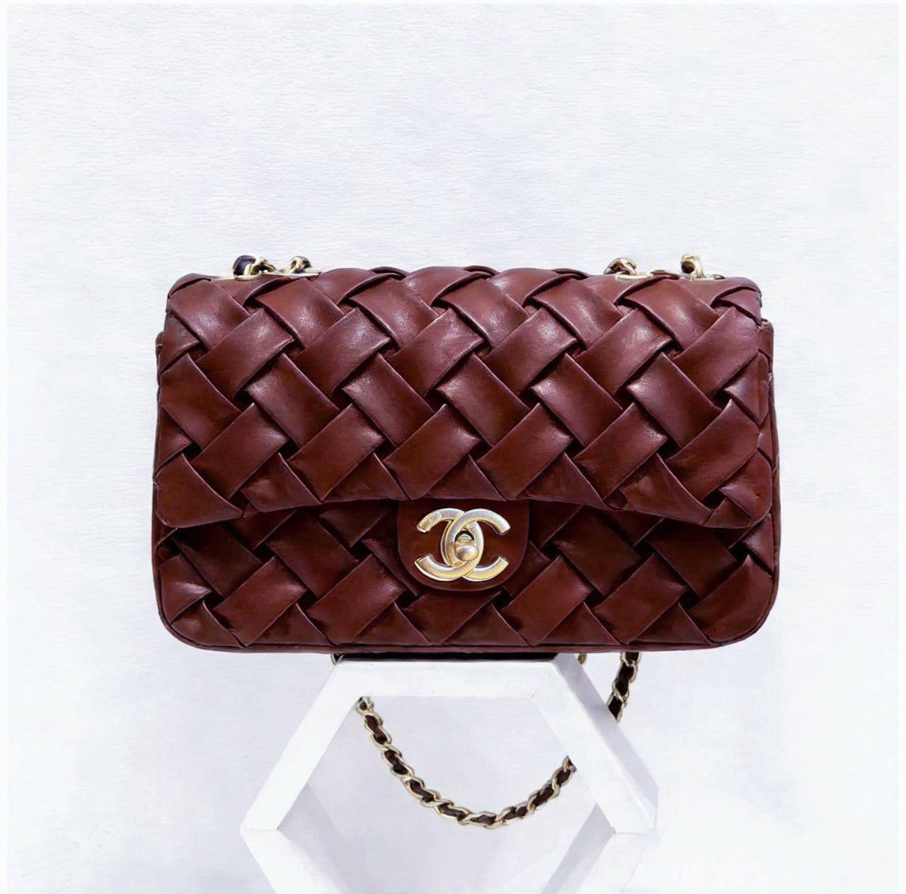 CHANEL COPY ONE NEW CAME WITH BOX 
130 dhs🇦🇪🇦🇪

Zain295
♥️♥️♥️