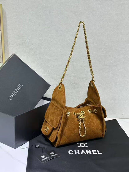 CHANEL 
 20cm
120 dhs🪙🌨️ 

with BOX
🎁🎁🎁

Zain44
♥️♥️♥️