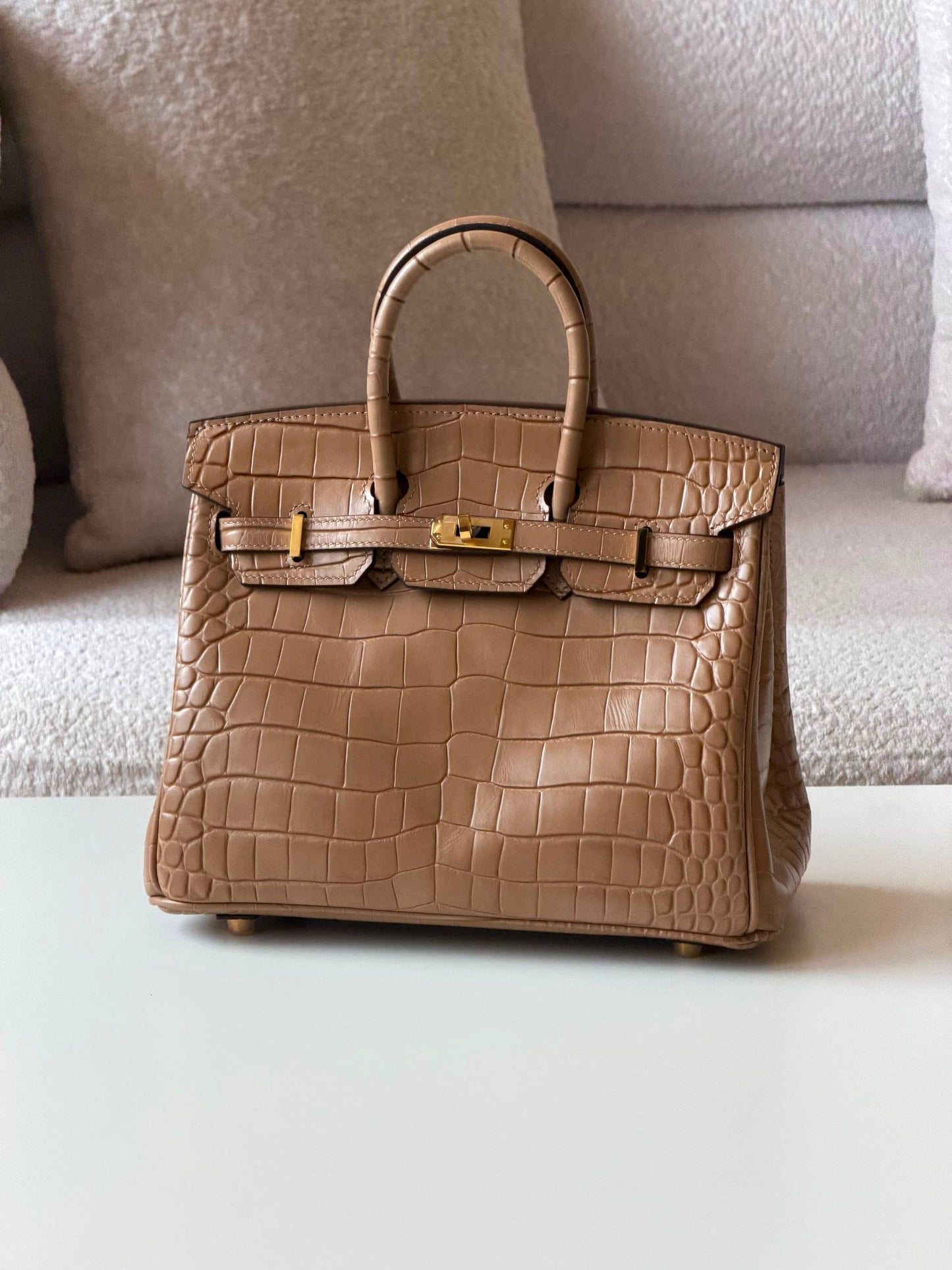 Hermes Birkin croc 25cm💥Master quality ✅with box📦
710 dhs✅

Zain52
♥️♥️♥️