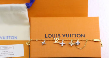 LV ❤️‍🔥*
Bracelet 🦋
Master quality 💯
With normal boxes 📦 
50 dhs✅
With master box 🗃️ 
70 dhs✅

Zain216
♥️♥️♥️