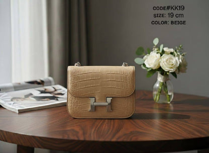 HERMES ᴄᴏɴsᴛᴀɴᴄᴇ
ᴄʀᴏᴄᴏᴅɪʟᴇ ɢʟᴏssʏ ʟᴇᴀᴛʜᴇʀ
sɪʟᴠᴇʀ ʜᴀʀᴅᴡᴀʀᴇ
ᴡɪᴛʜ ʟᴏɴɢ ʙᴇʟᴛ sᴛʀᴀᴘ
sɪᴢᴇ: 19 cm
ᴡɪᴛʜ BOX
🎁🎁🎁

100 dhs🗽

Zain31
♥️♥️♥️