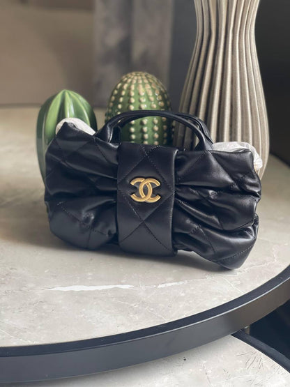 CHANEL ✨
Available original box 📦 
With full packing 🎀🎀
Super high quality 💥💥
For Price 👇 WTSP Text Zain 0568585901

Zain283
♥️♥️♥️