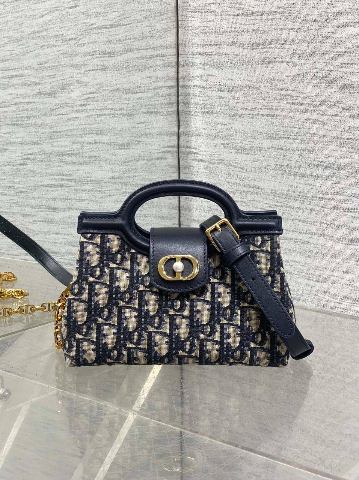 Dior Jolie Top Handle Mini Bag✅*
*Size 18 cm*
*Super Master*
For Price 👇 WTSP Text Zain 0568585901

Zain274
♥️♥️♥️