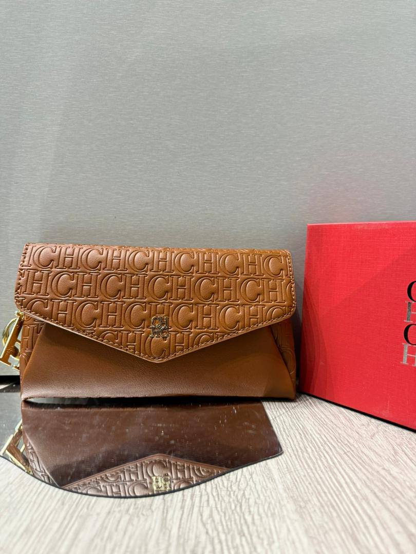 CH
90 dhs🪙🖤
size：20cm
Good quality 

with box
🎁🎁🎁

Zain35
♥️♥️♥️