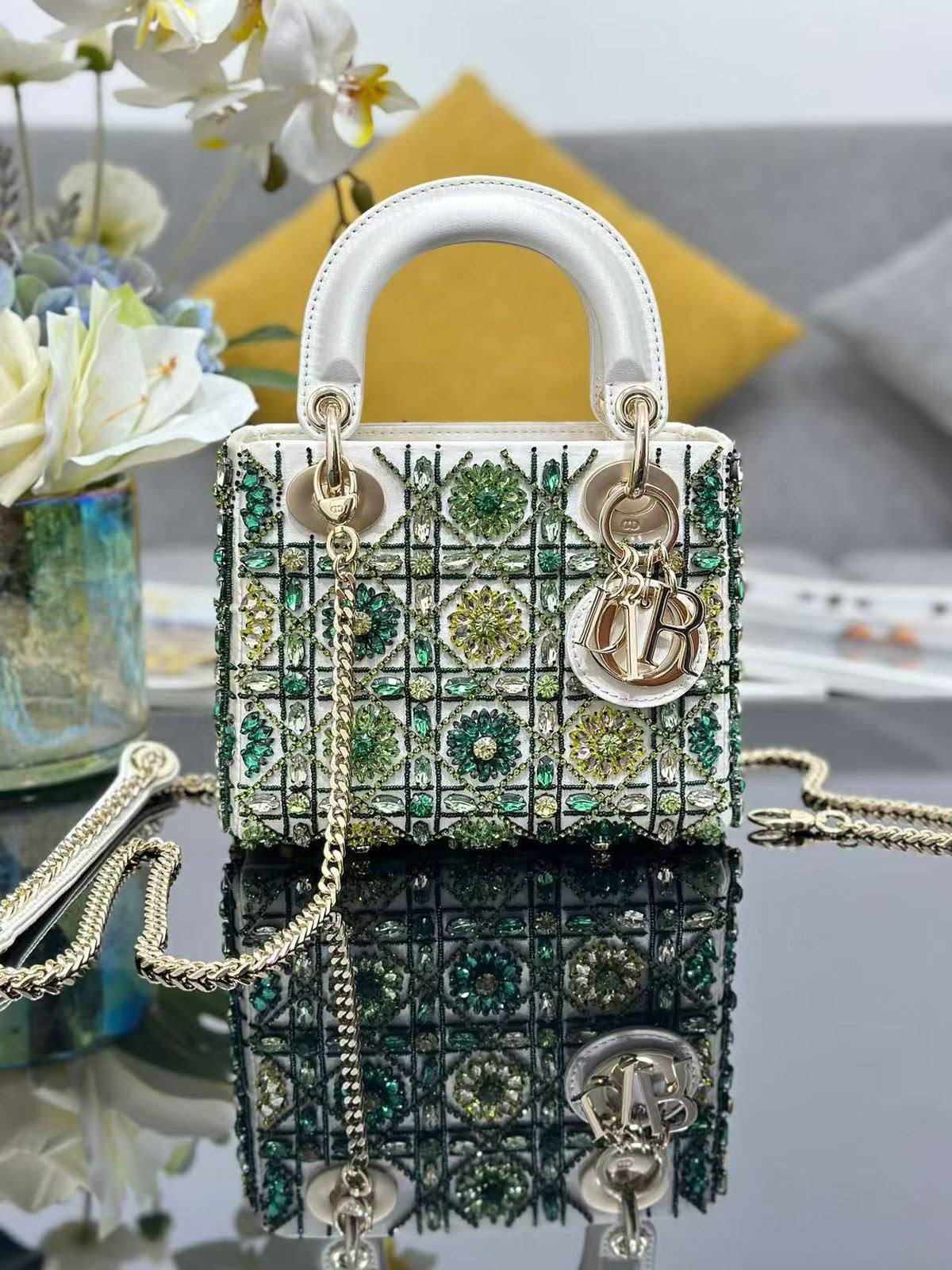 Lady Dior
*Size 17 cm*
For Price 👇 WhatsApp✅
0568585901 
0507557372
0552275751 Owner Zain 👌

Zain274
♥️♥️♥️
