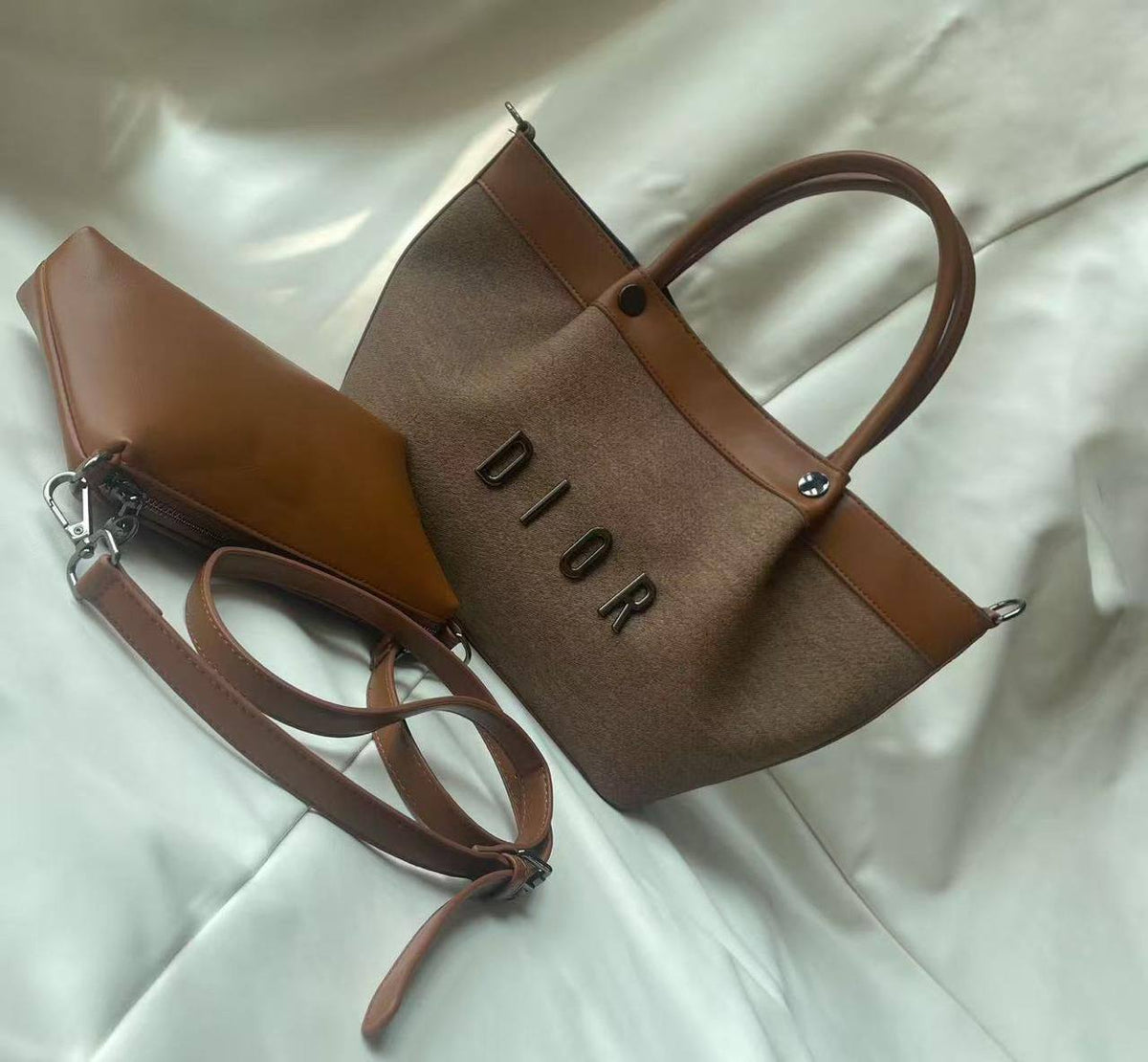 Dior 2 in 1
Good Quality 
110 dhs🪙💚

Zain250
♥️♥️♥️
