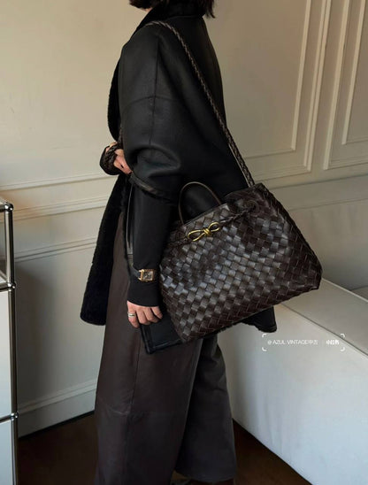 BOTTEGA 

NEW CAME 

HIGH QUALITY 

120  DHS……
32cm

Zain39
♥️♥️♥️