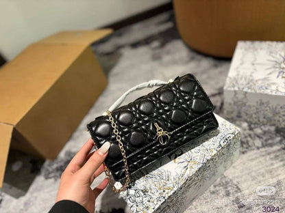 DIOR
GOOD QUALITY 
SIZE:22cm   
95 dhs🪙

withbox  
🎁🎁🎁

Zain04
♥️♥️♥️
