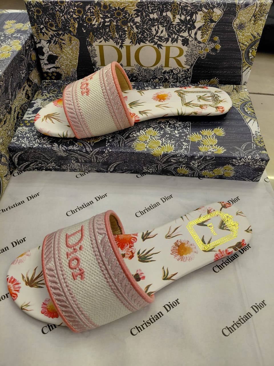 Dior Slipper
Size 36 To 41
95 dhs🇦🇪🇦🇪

Zain120
♥️♥️♥️