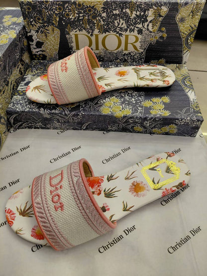 Dior Slipper
Size 36 To 41
95 dhs🇦🇪🇦🇪

Zain120
♥️♥️♥️