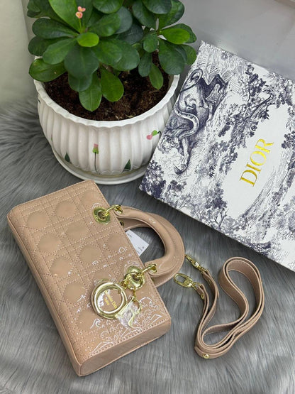 DIOR
SIZE  ……… 26 CM 🥰

115 dhs🇦🇪
with BOX🌷
🎁🎁🎁

Zain51
♥️♥️♥️