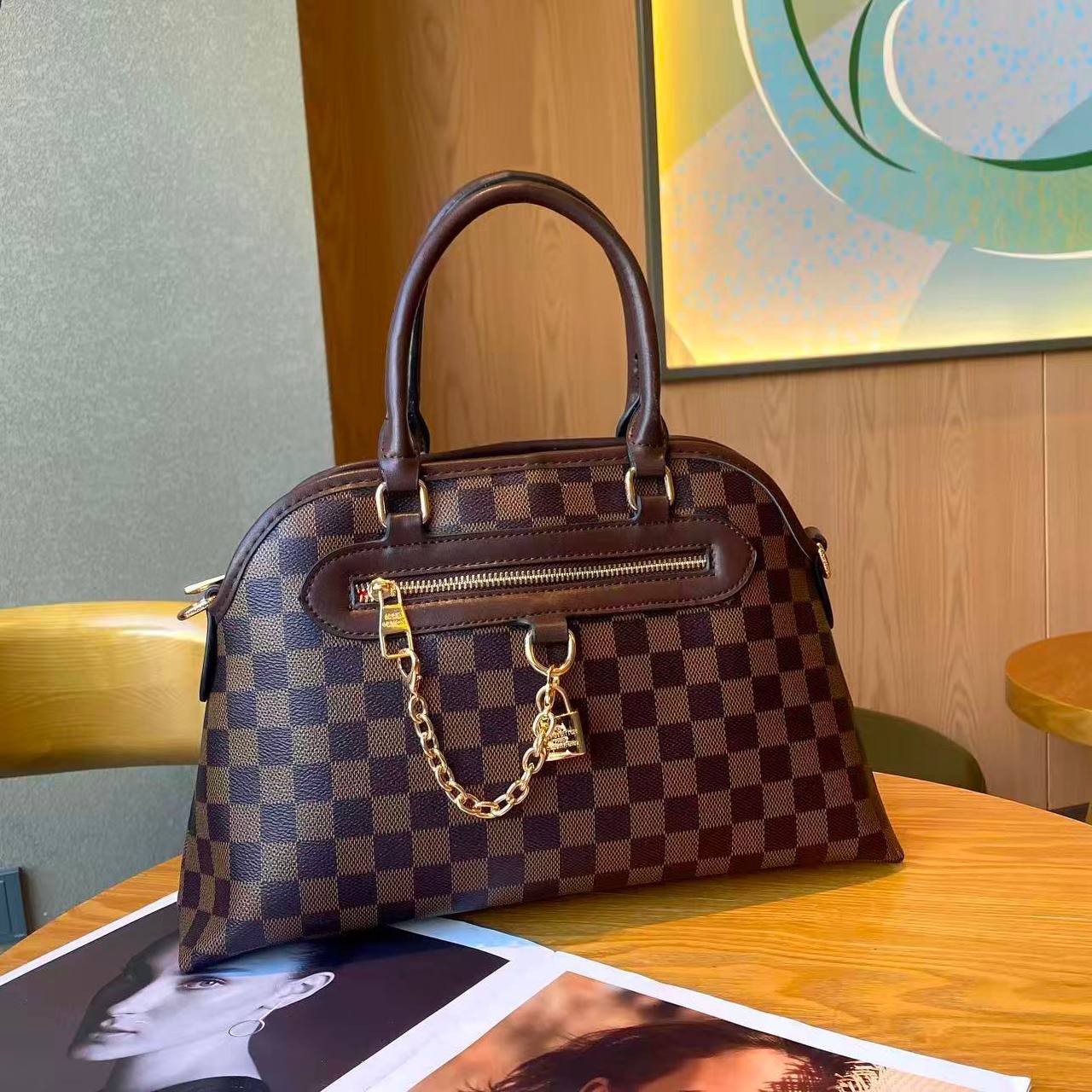 LV
HIGH QUALITY 💯
SIZE 35CM
115 dhs✅

Zain70
♥️♥️♥️
