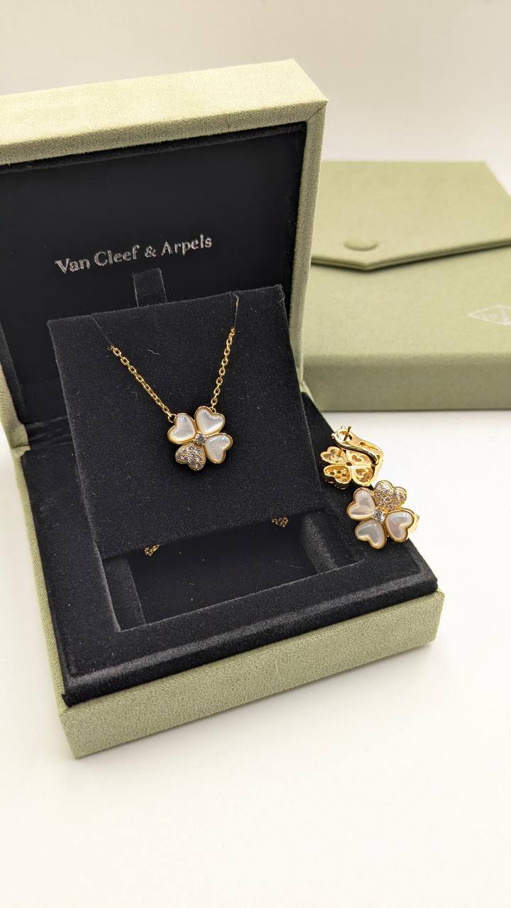 VCA
*Master Quality* 
*Necklace & Earrings*
130 dhs✅ with Normal Box 🎁 
140 dhs✅ with Good box 🎁
170 dhs✅ with Master Box 🎁

Zain210
♥️♥️♥️