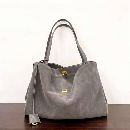 BALENCIAGA 
COPY ONE NEW CAME 
155 dhs💓

Zain39
♥️♥️♥️