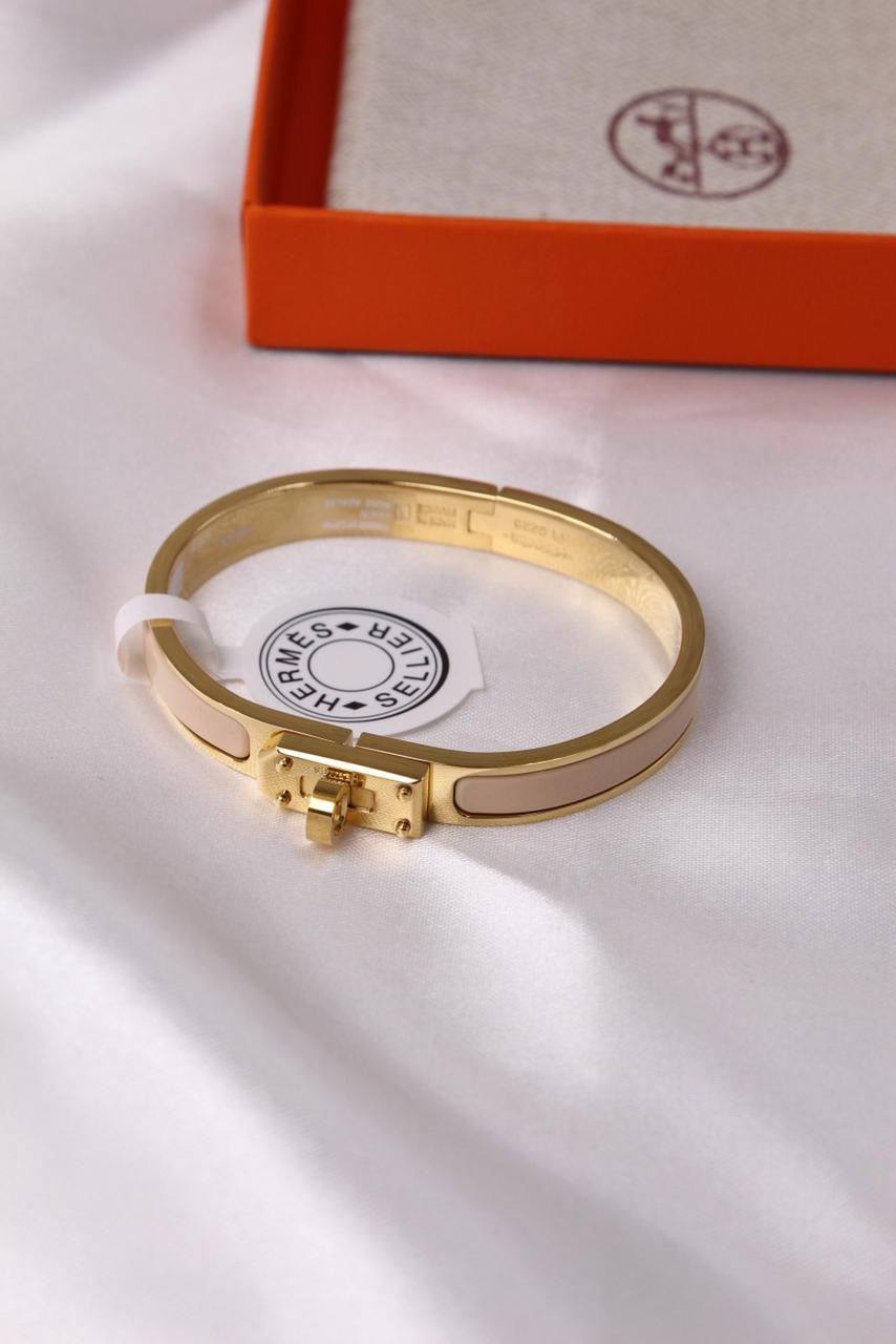 *HERMES*  🧡🐎
    *  ⬆️MINI CLIC KELLY BRACELET
* ⁠↗️ *Super Master Quality* ®️
* ⁠Gold Plated
* ⁠Size 17cm
*125 dhs👑* with *Normal* Box & Bag
*145 dhs👑* with *Orignal* Packaging 🎁

Zain209
♥️♥️♥️