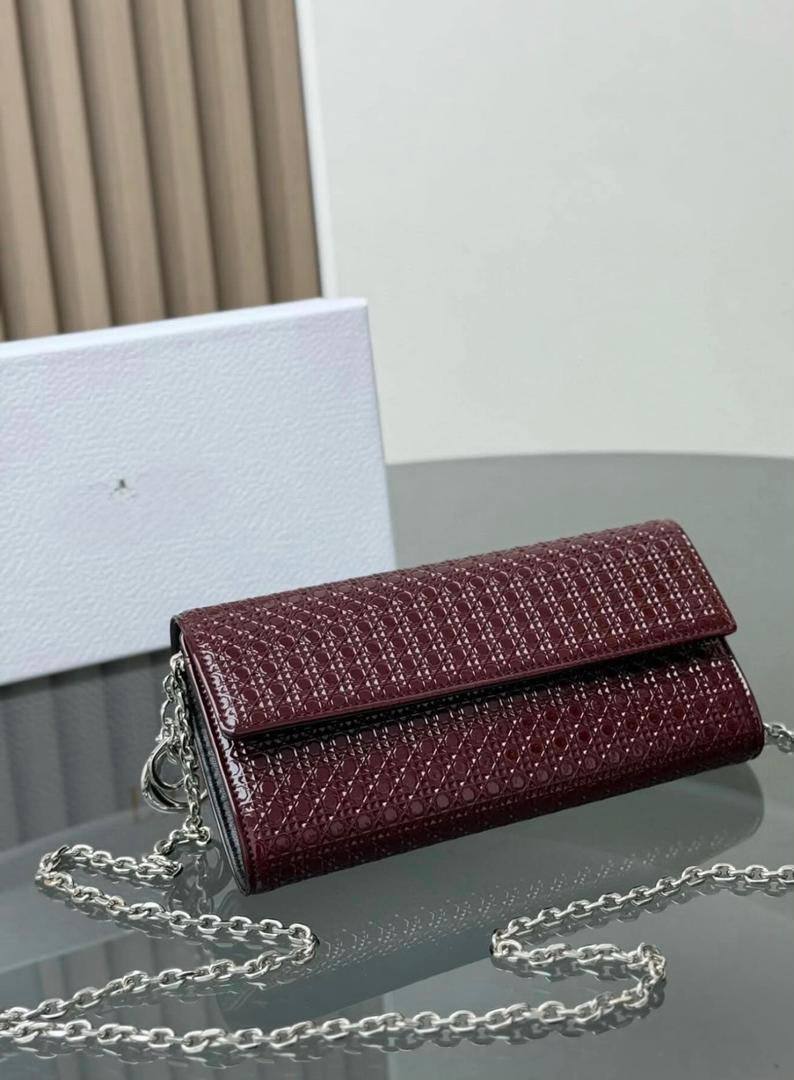 Dior
105 dhs🇦🇪🇦🇪 
with box high quality

Zain21
♥️♥️♥️