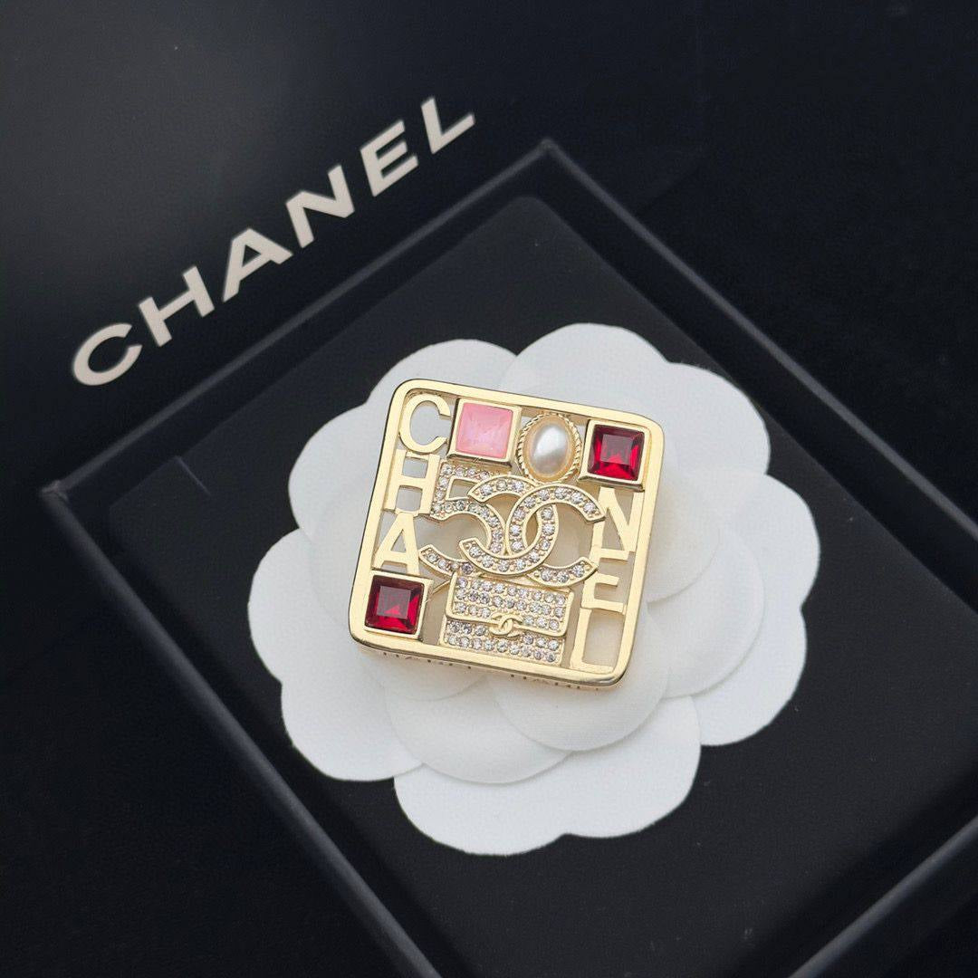 CHANEL BROOCH

MASTER ✨💫

75 DHS🇦🇪🇦🇪
 WITH BOX AND PAPER BAG🎁🛍️
Zain89
♥️♥️♥️
