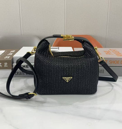 Prada
Best quality

With box’s
🎁🎁🎁

95 dhs🇦🇪
size 22cm

Zain158
♥️♥️♥️