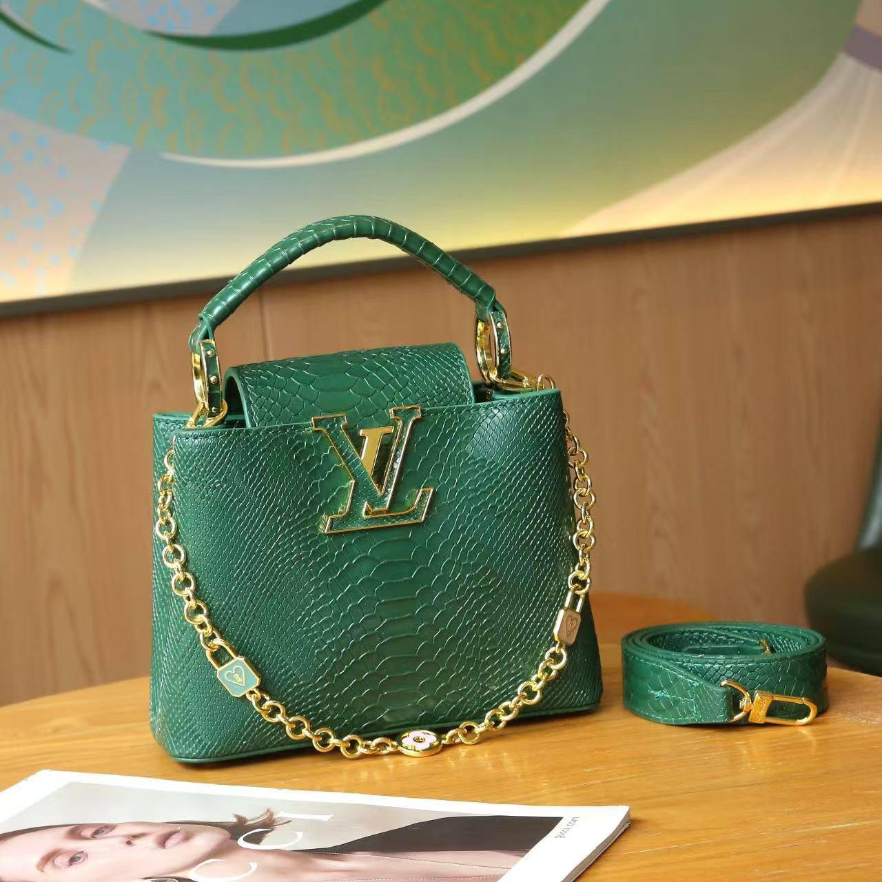 LV 
High quality 
Size 21cm
120 dhs💛
With box 📦

Zain70
♥️♥️♥️