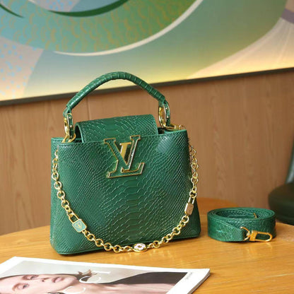 LV 
High quality 
Size 21cm
120 dhs💛
With box 📦

Zain70
♥️♥️♥️