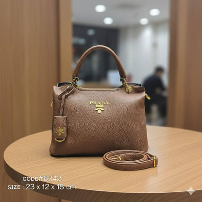PRADA ᴛᴏᴘ ʜᴀɴᴅʙᴀɢ
ᴍᴀᴛᴛᴇ ʟᴇᴀᴛʜᴇʀ ᴍᴀᴛᴇʀɪᴀʟ
ᴛʜʀᴇᴇ ᴄᴏᴍᴘᴀʀᴛᴍᴇɴᴛ
ᴡɪᴛʜ ʟᴏɴɢ ʙᴇʟᴛ sᴛʀᴀᴘ
ɢᴏʟᴅ ʜᴀʀᴅᴡᴀʀᴇ
sɪᴢᴇ : 23 cm

75 dhs✅

Zain31
♥️♥️♥️