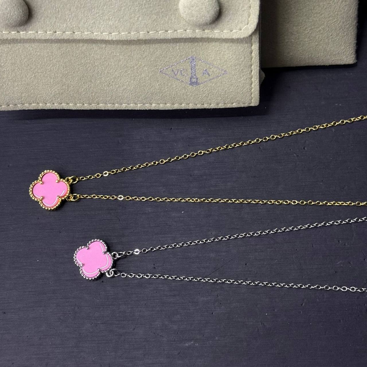 VCA ❤️‍🔥*
Necklace ✨
Stainless Steel 💯
With black boxes 📦 
20 dhs💓
With normal boxes 🗃️ 
And paper bag🛍️
30 dhs💓

Zain216
♥️♥️♥️