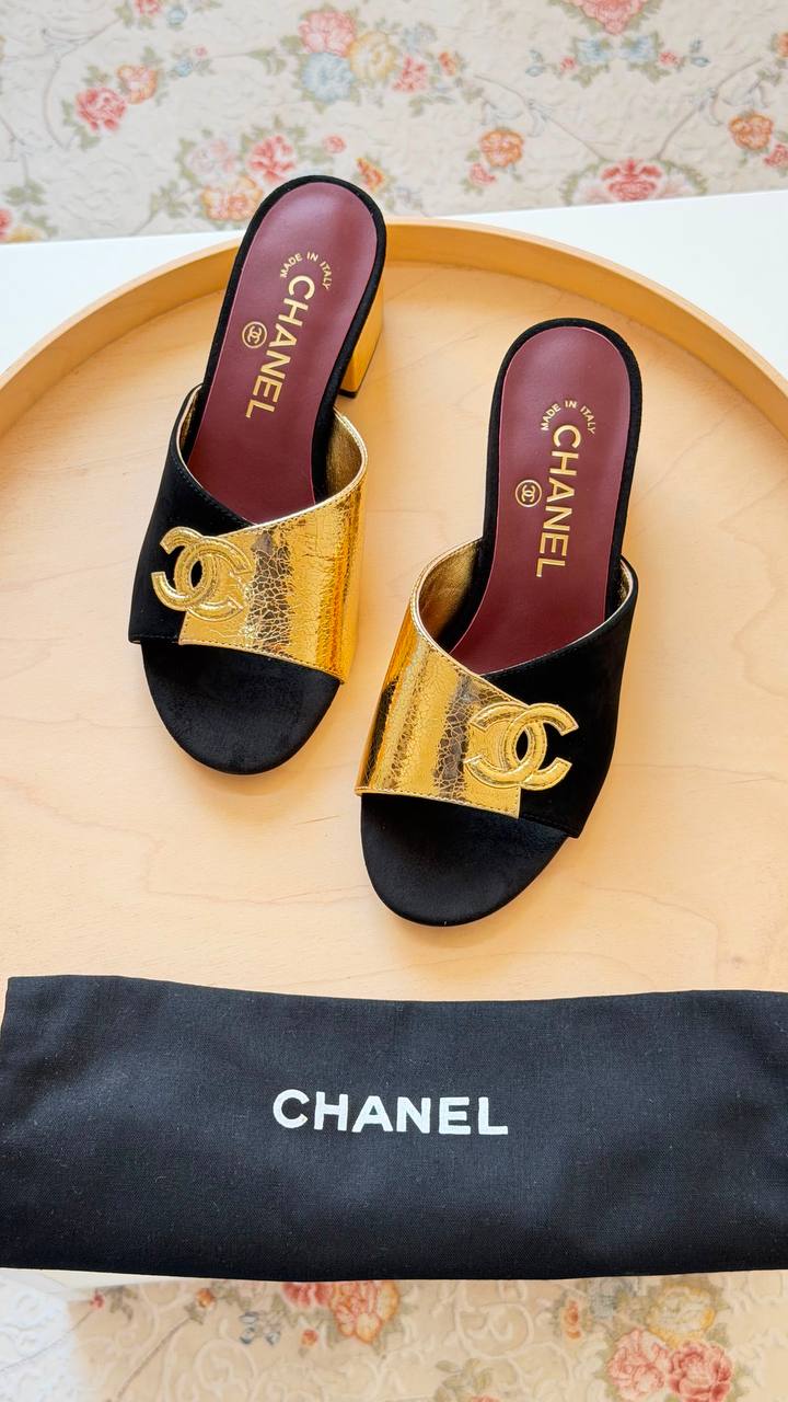 CHANEL
Master quality 
Size: 36 to 41
450 dhs💛

Zain318
♥️♥️