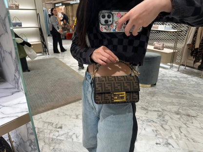 Fendi
95 dhs💓
size：20cm
Good-quality with box

Zain35
♥️♥️♥️