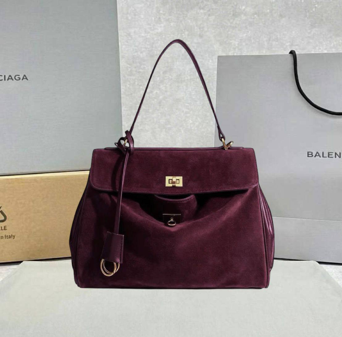BALENCIAGA 
HIGH QUALITY 
140 dhs✅

Zain295
♥️♥️♥️