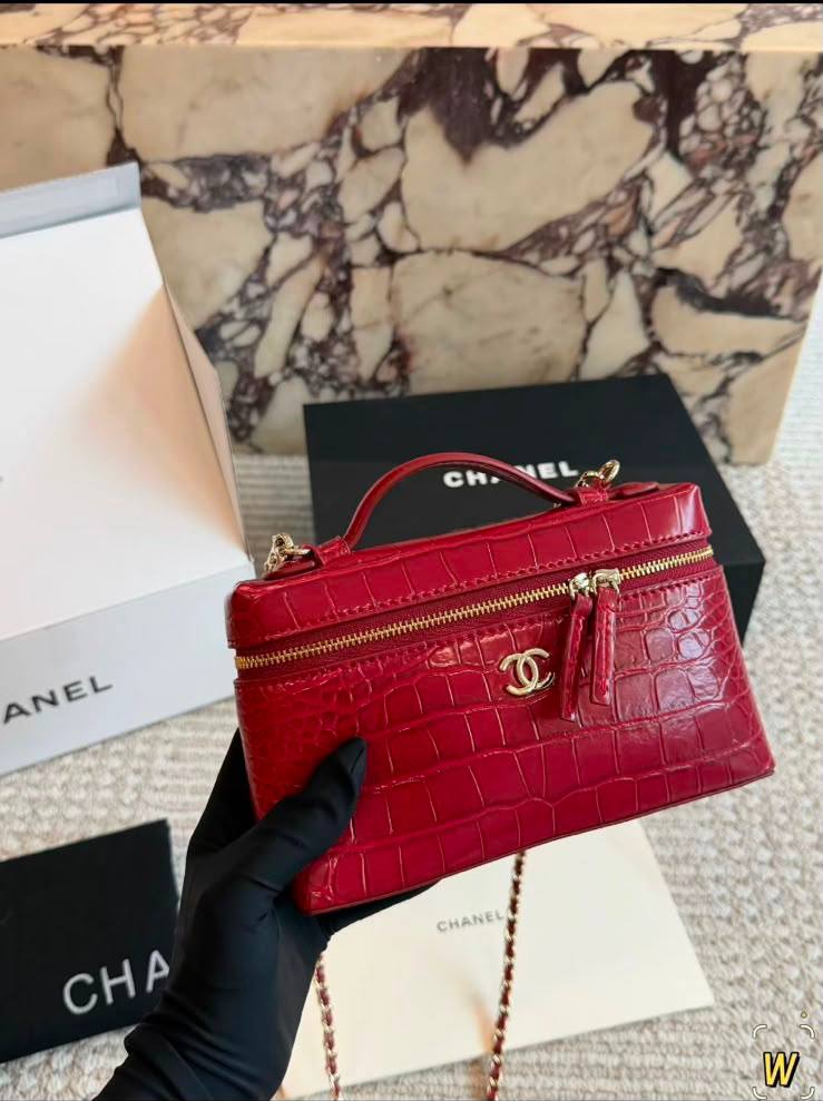 CHANEL

Calfskin Crocodile Vanity Case
Master quality

16 cm 

with double box

190 DHS🇦🇪🇦🇪🇦🇪

Zain95
♥️♥️♥️