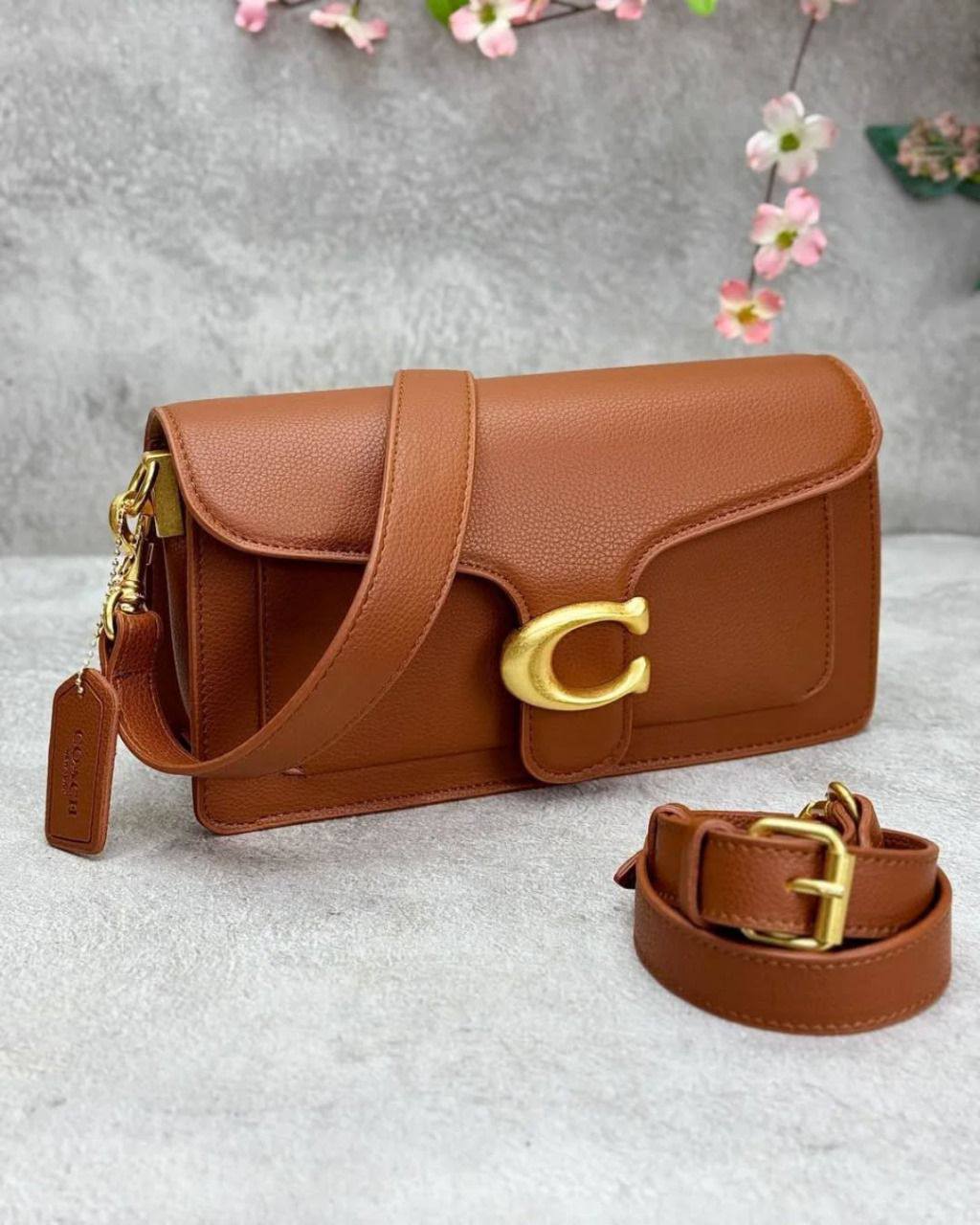 Coach 
Best quality 

with box’s 
🎁🎁🎁

100 dhs✅
size 25 CM

Zain290
♥️♥️♥️