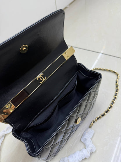 CHANEL 
Top Handle
Flap shoulder bag
Patent & Lambskin leather
Gold Hardware
With BOX
size : 19 cm


120 dhs🇦🇪🇦🇪

Zain239
♥️♥️♥️