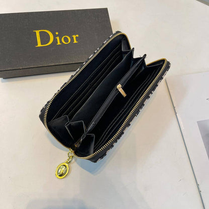 Dior 

45 dhs🪙💕

with box
🎁🎁🎁

Zain44
♥️♥️♥️