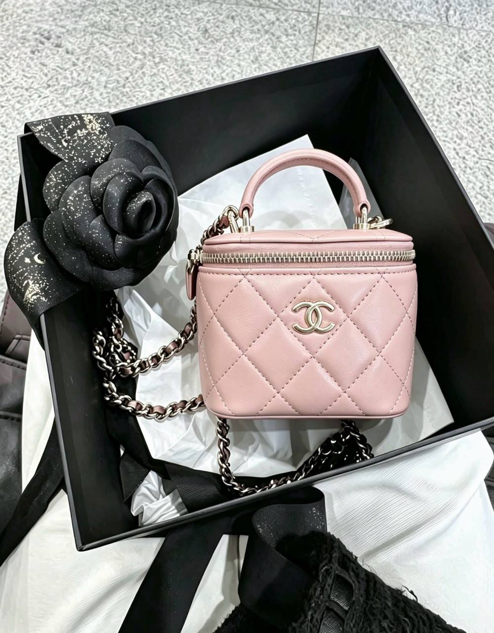 Chanel

100 dhs🇦🇪🇦🇪

SIZE：small

Good-quality 
with box

Zain35 
♥️♥️♥️