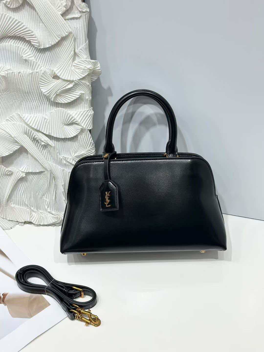YSL
 good quality
120 dhs❤️
30 CM

Zain200
♥️♥️♥️