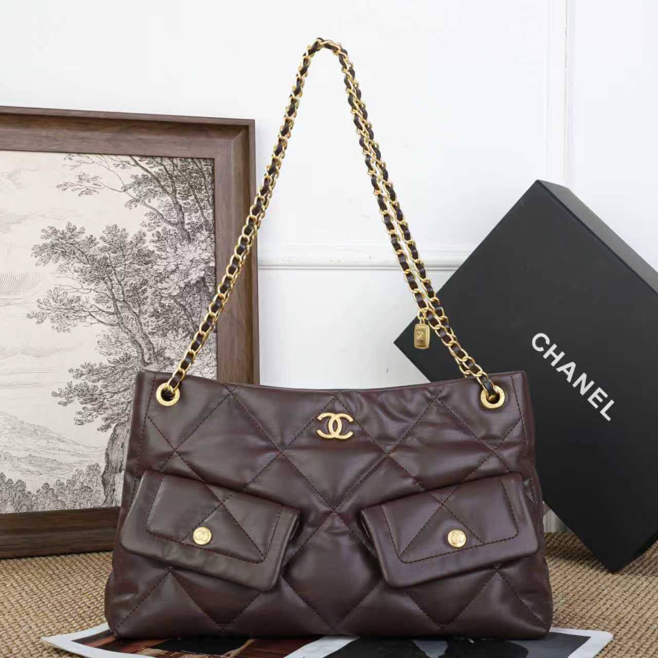 CHANEL
HIGH QUALITY 
120 dhs✅
Size:38cm

Zain39
♥️♥️♥️