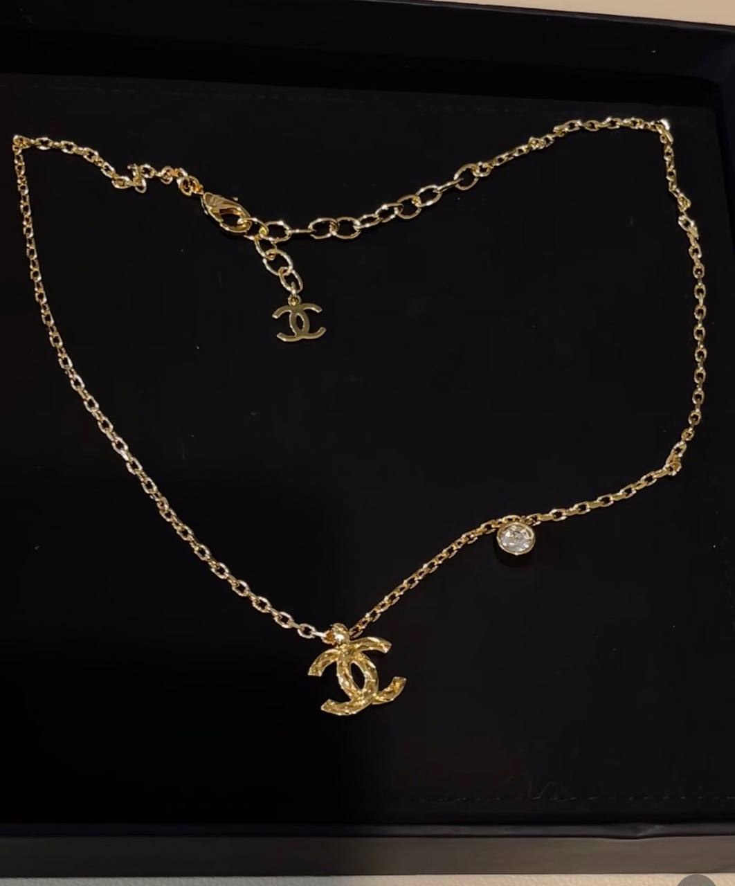 CHANEL ❤️‍🔥*
Necklace 💥
Master quality 💯
With normal boxes 🗃️ 
45 dhs✅
With master box 📦 
70 dhs✅

Zain216
♥️♥️♥️