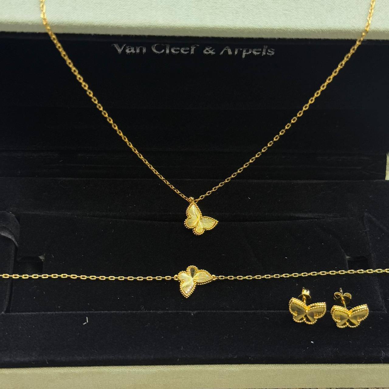 VCA ❤️‍🔥*
Necklace ✨
Earring 💥
Bracelet 🌊
Master quality 💯
With normal boxes 🗃️ 
115 dhs✅
With master box 📦 
140 dhs✅

Zain216
♥️♥️♥️