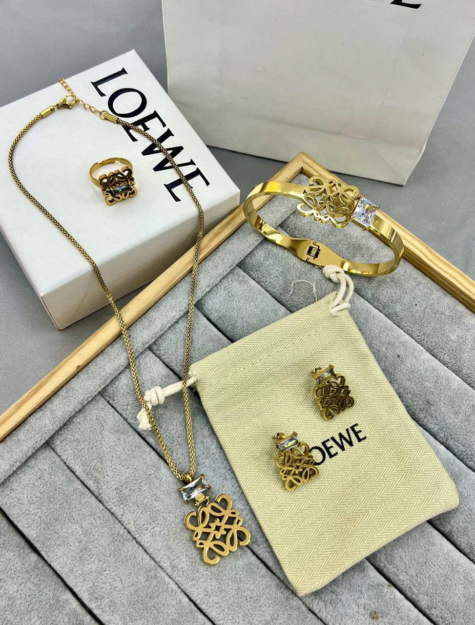 Stainless steel SET 💯*
Necklace ❤️‍🩹
Earring 🍁
Breslat ❣️
With normal boxes 📦 
And paper bag 🛍️
45 dhs🪙🌨️
With master box 📦 
65 dhs🪙🌨️

Zain216
♥️♥️♥️
