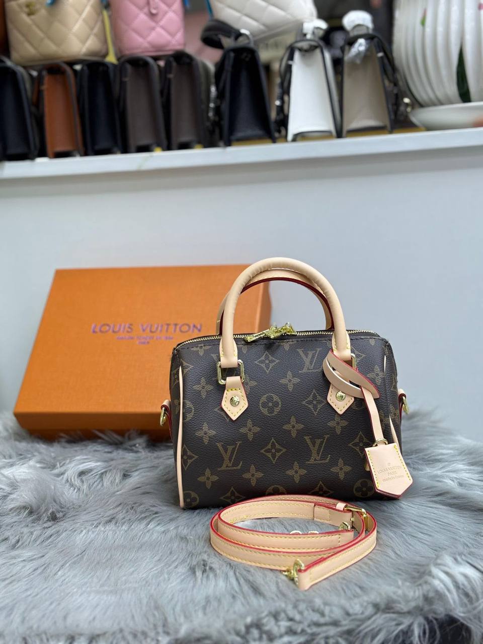 LV   
SIZE……….20cm🌷
95 dhs💛
with box✅

Zain51
♥️♥️♥️