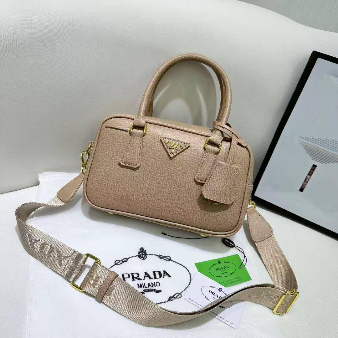 Prada 
115 dhs✅
Size 25 cm

Zain161
♥️♥️♥️