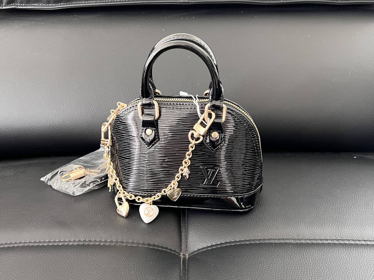 LV

115 dhs🇦🇪

with box🎁🎁🎁

size 20cm

Zain26
♥️♥️♥️
