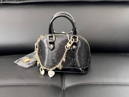 LV

115 dhs🇦🇪

with box🎁🎁🎁

size 20cm

Zain26
♥️♥️♥️