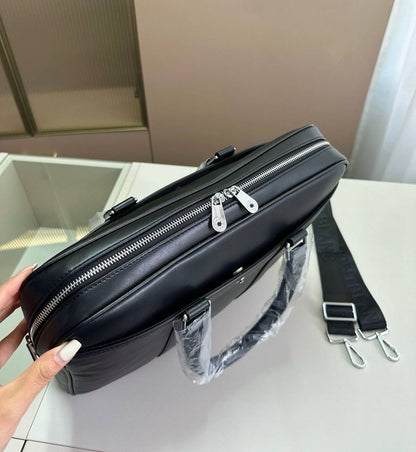 Montblanc Laptop bag 


 new came 

240  dhs 

Zain39

♥️♥️♥️
