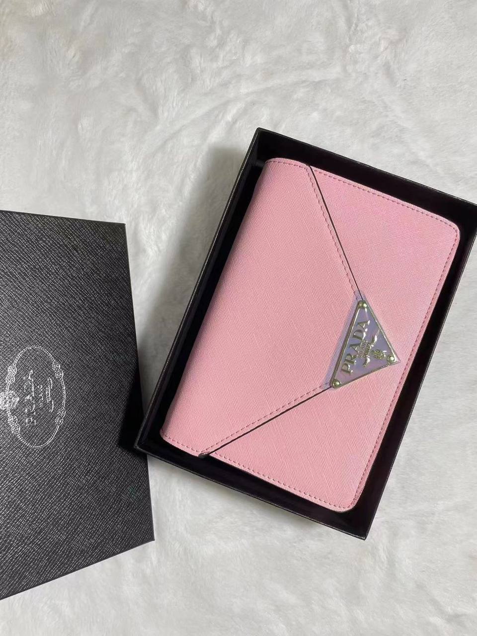 Prada 
With Box 
🎁🎁🎁

80 dhs✅

Zain250
♥️♥️♥️