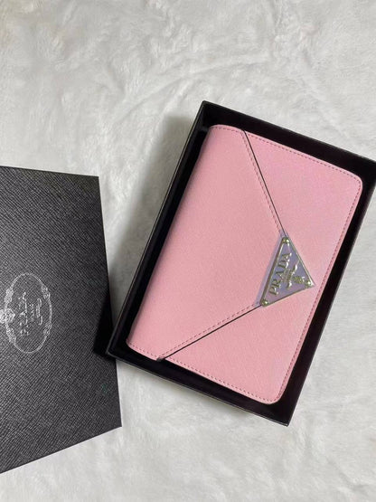 Prada 
With Box 
🎁🎁🎁

80 dhs✅

Zain250
♥️♥️♥️