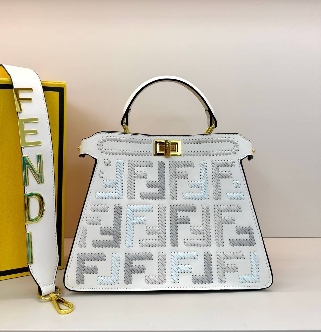 FENDI 
COPY ONE 
WITH BOX 
210 dhs✅

Zain39
♥️♥️♥️