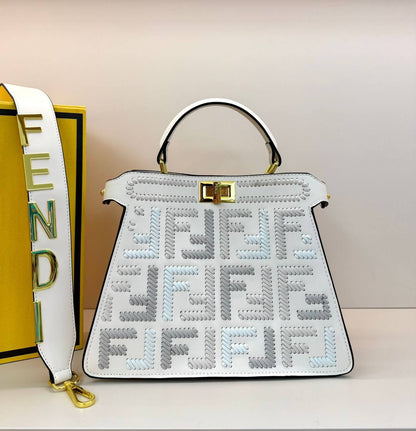 FENDI 
COPY ONE 
WITH BOX 
210 dhs✅

Zain39
♥️♥️♥️
