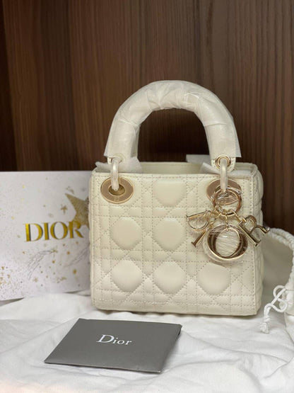 NEW✨DIOR✨
SUPER MASTER QUALITY🫶
WITH FULL PACKAGING🎁
SIZE::✨17 CM✨
1150 dhs🪙💚

Zain255
♥️♥️♥️